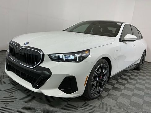 New 2026 BMW 550e xDrive w/ Executive Package image 2