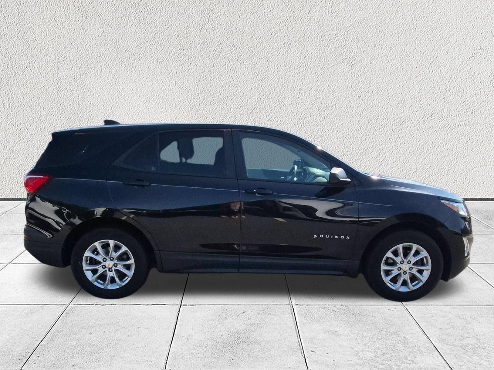 Used 2020 Chevrolet Equinox LS FWD image 2