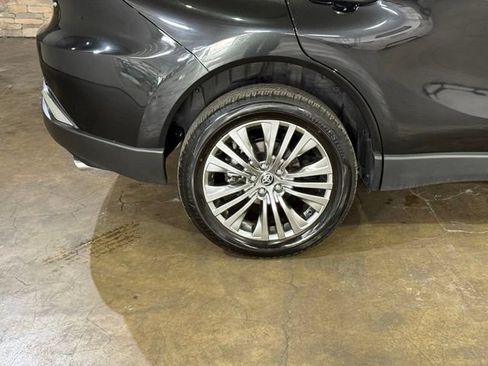 Used 2022 Toyota Venza XLE AWD/4WD image 6