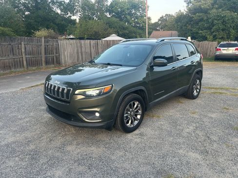 Used 2019 Jeep Cherokee Latitude Plus w/ Comfort/Convenience Group FWD image 2