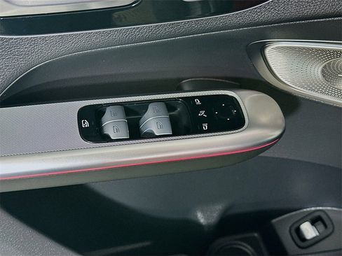 Used 2025 Mercedes-Benz GLC 300 4MATIC image 24