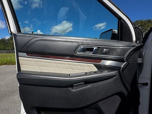 Used 2018 Ford Explorer Platinum image 9