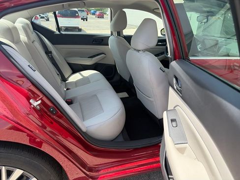 Used 2025 Nissan Altima 2.5 SV FWD image 13