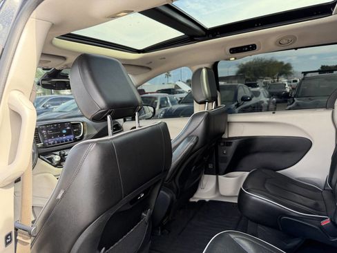 Used 2022 Chrysler Pacifica Limited image 23