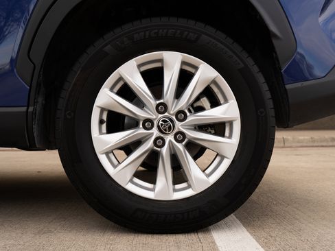 Used 2022 Toyota Corolla Cross LE image 15