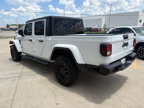Used 2023 Jeep Gladiator Sport AWD/4WD image 5