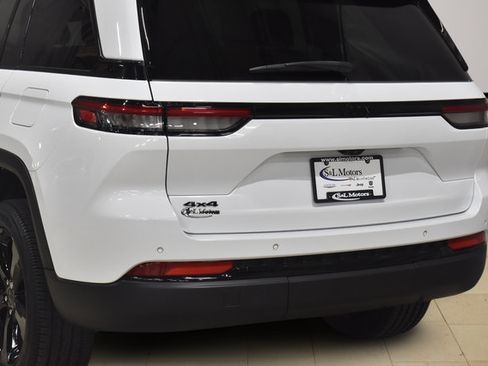 Used 2024 Jeep Grand Cherokee Altitude AWD/4WD image 35
