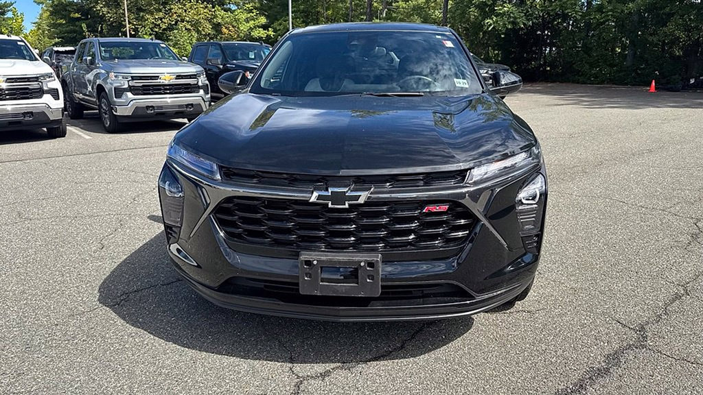 Used 2025 Chevrolet Trax RS FWD image 2
