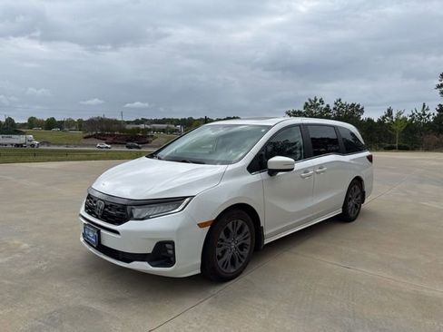 Used 2025 Honda Odyssey Touring image 3