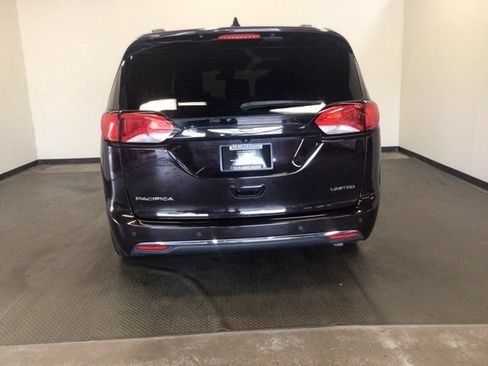 Used 2018 Chrysler Pacifica Limited w/ Tire & Wheel Group FWD image 5