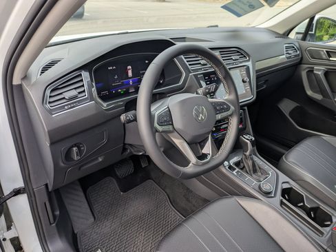 Used 2024 Volkswagen Tiguan SE w/ Panoramic Sunroof Package AWD/4WD image 14