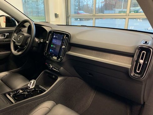 Used 2025 Volvo XC40 B5 Plus image 19