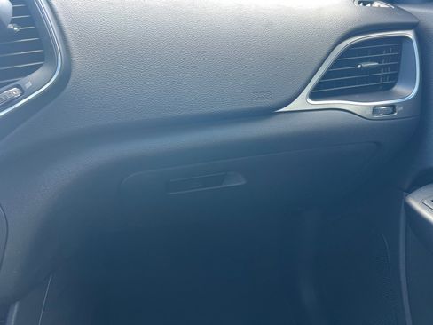 Used 2019 Jeep Cherokee Latitude Plus image 19