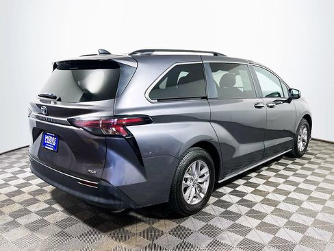 Certified 2025 Toyota Sienna XLE FWD image 7