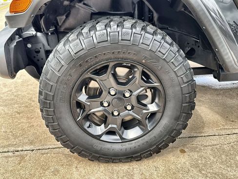 Used 2023 Jeep Gladiator Willys image 32