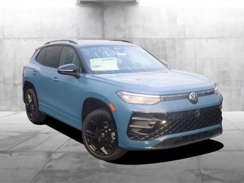 New 2025 Volkswagen Tiguan SE R-Line image 2