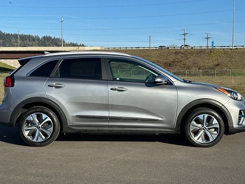 Used 2022 Kia Niro EX image 2