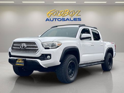 Used 2017 Toyota Tacoma TRD Sport image 4