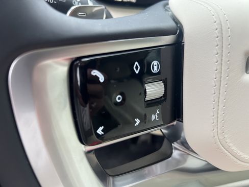 Certified 2025 Land Rover Range Rover SE image 12