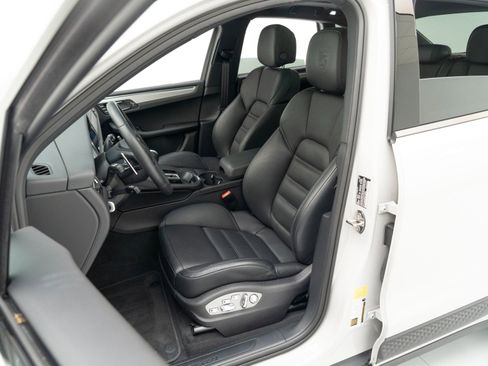 Certified 2025 Porsche Macan image 5