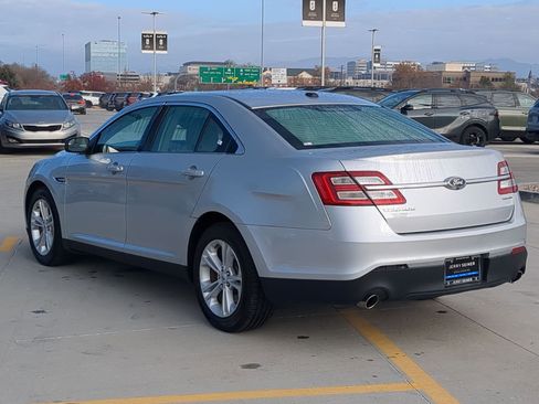 Used 2015 Ford Taurus SE image 3