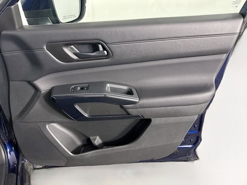 Used 2025 Nissan Pathfinder SV FWD image 33