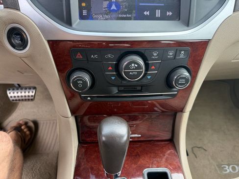 Used 2011 Chrysler 300 C image 24