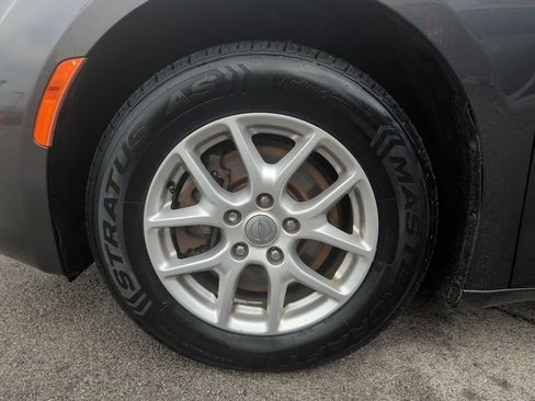 Used 2019 Chrysler Pacifica LX image 4