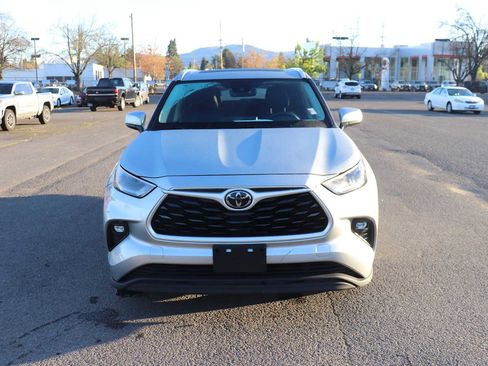 Used 2021 Toyota Highlander XLE image 2