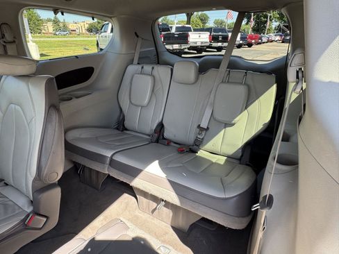 Used 2017 Chrysler Pacifica Touring-L FWD image 30