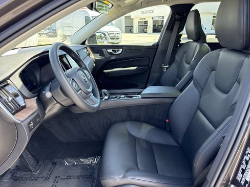 Used 2022 Volvo XC60 B5 Momentum w/ Climate Package FWD image 9