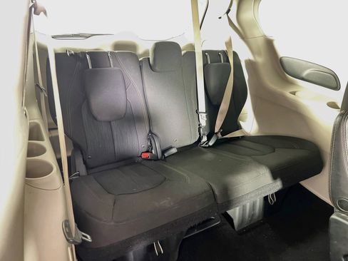 Used 2018 Chrysler Pacifica LX FWD image 26