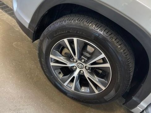 Used 2017 Toyota Highlander LE FWD image 12