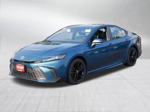 Certified 2025 Toyota Camry SE FWD image 3