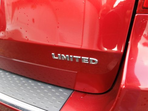 Used 2015 Chrysler Town & Country Limited image 11