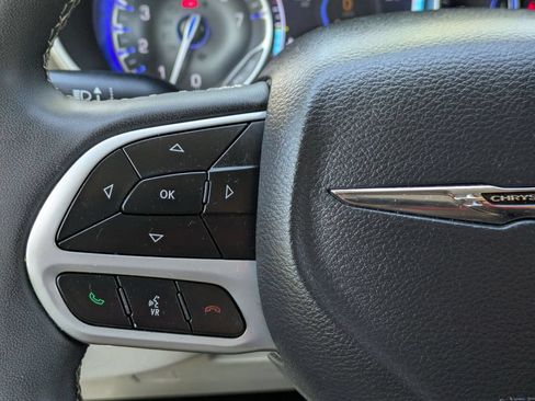 Used 2024 Chrysler Pacifica Touring-L FWD image 20