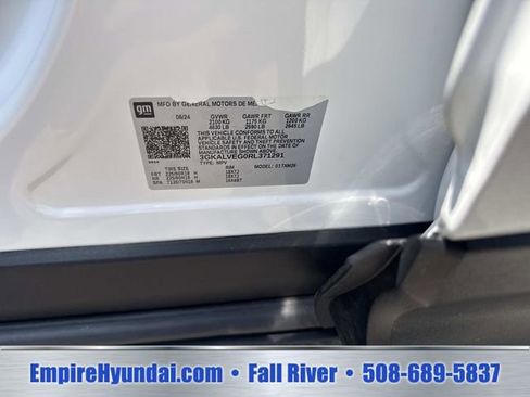 Used 2024 GMC Terrain SLT AWD/4WD image 30