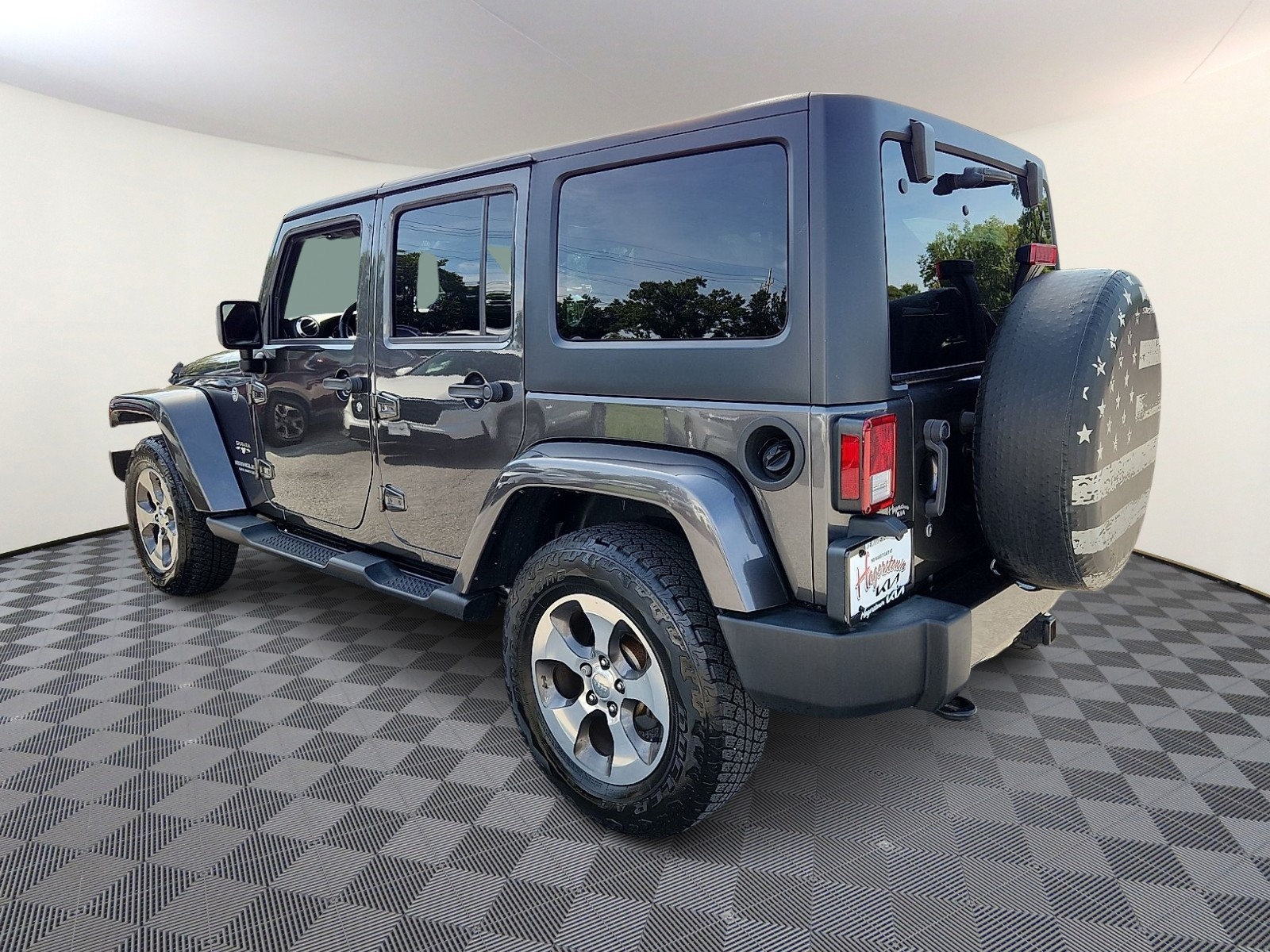 Used 2017 Jeep Wrangler Unlimited Sahara w/ Connectivity Group AWD/4WD image 4