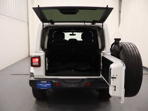 Used 2020 Jeep Wrangler Unlimited Sahara image 17