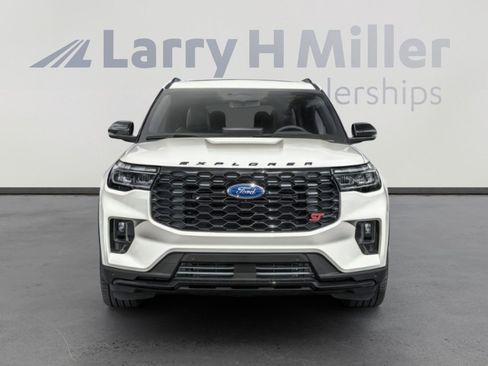 Used 2025 Ford Explorer ST image 4