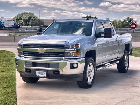 Used 2015 Chevrolet Silverado 2500 LT w/ LT Convenience Package AWD/4WD image 2