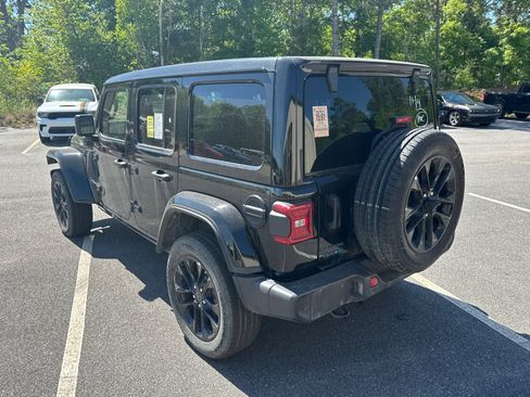 Used 2025 Jeep Wrangler Unlimited Sahara w/ Safety Group AWD/4WD image 7