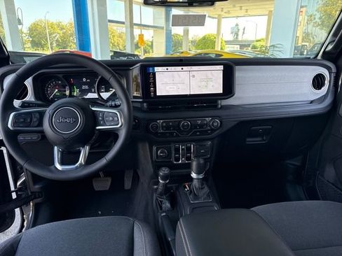 Used 2025 Jeep Wrangler Unlimited Sahara image 15
