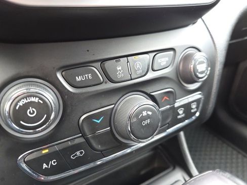 Used 2020 Jeep Cherokee Latitude Plus w/ Cold Weather Group image 28