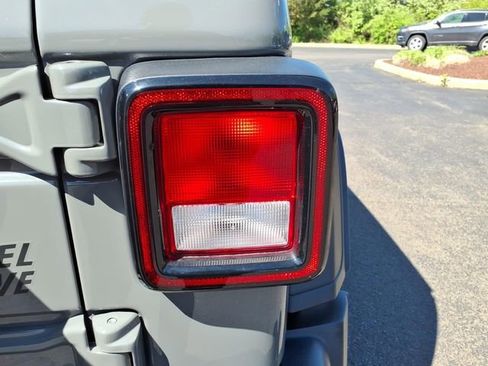 Certified 2023 Jeep Wrangler Unlimited w/ Sun & Screen Package AWD/4WD image 15