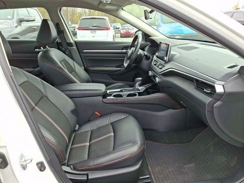 Used 2024 Nissan Altima 2.5 SR FWD image 10