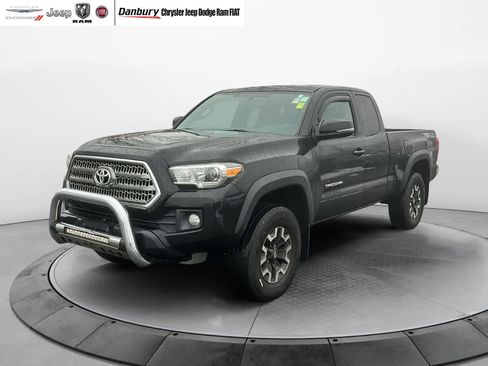 Used 2017 Toyota Tacoma TRD Off-Road image 3