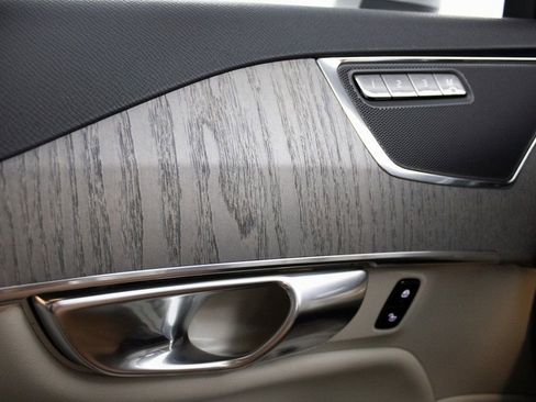 Certified 2025 Volvo XC90 T8 Plus w/ Protection Package Premier image 25