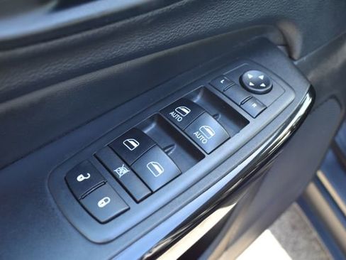 Used 2019 Jeep Cherokee Latitude Plus AWD/4WD image 18