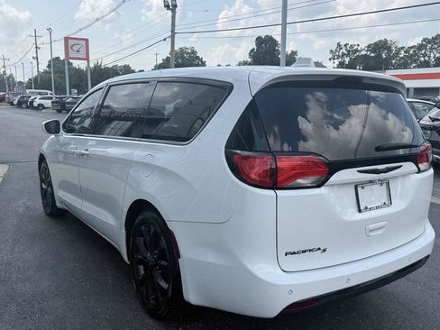 Used 2018 Chrysler Pacifica Touring Plus w/ S Appearance Package FWD image 4